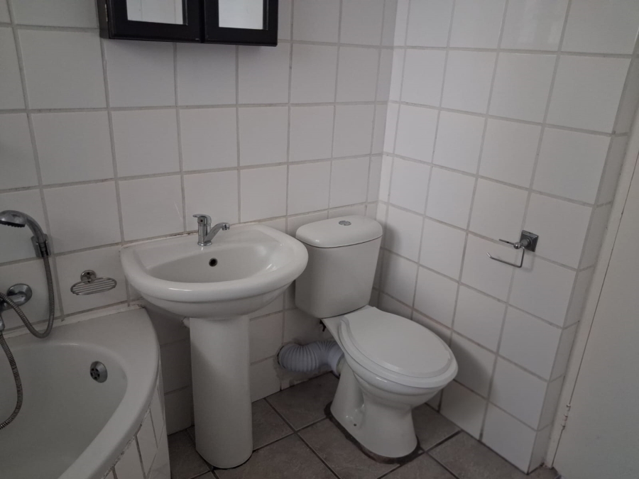 To Let 1 Bedroom Property for Rent in Humewood Eastern Cape